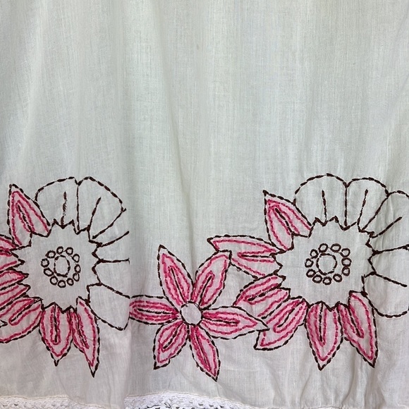 Solitaire Los Angeles Floral Embroidered & Smocked Detail Ombre Sleeveless Top - Picture 5 of 9